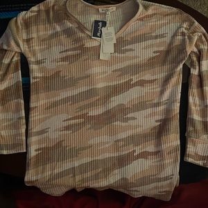 This is a shirt with long sleeve. The feeling of the shirt is amazing must buy